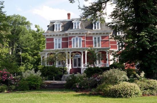 blomidon-inn-in-july